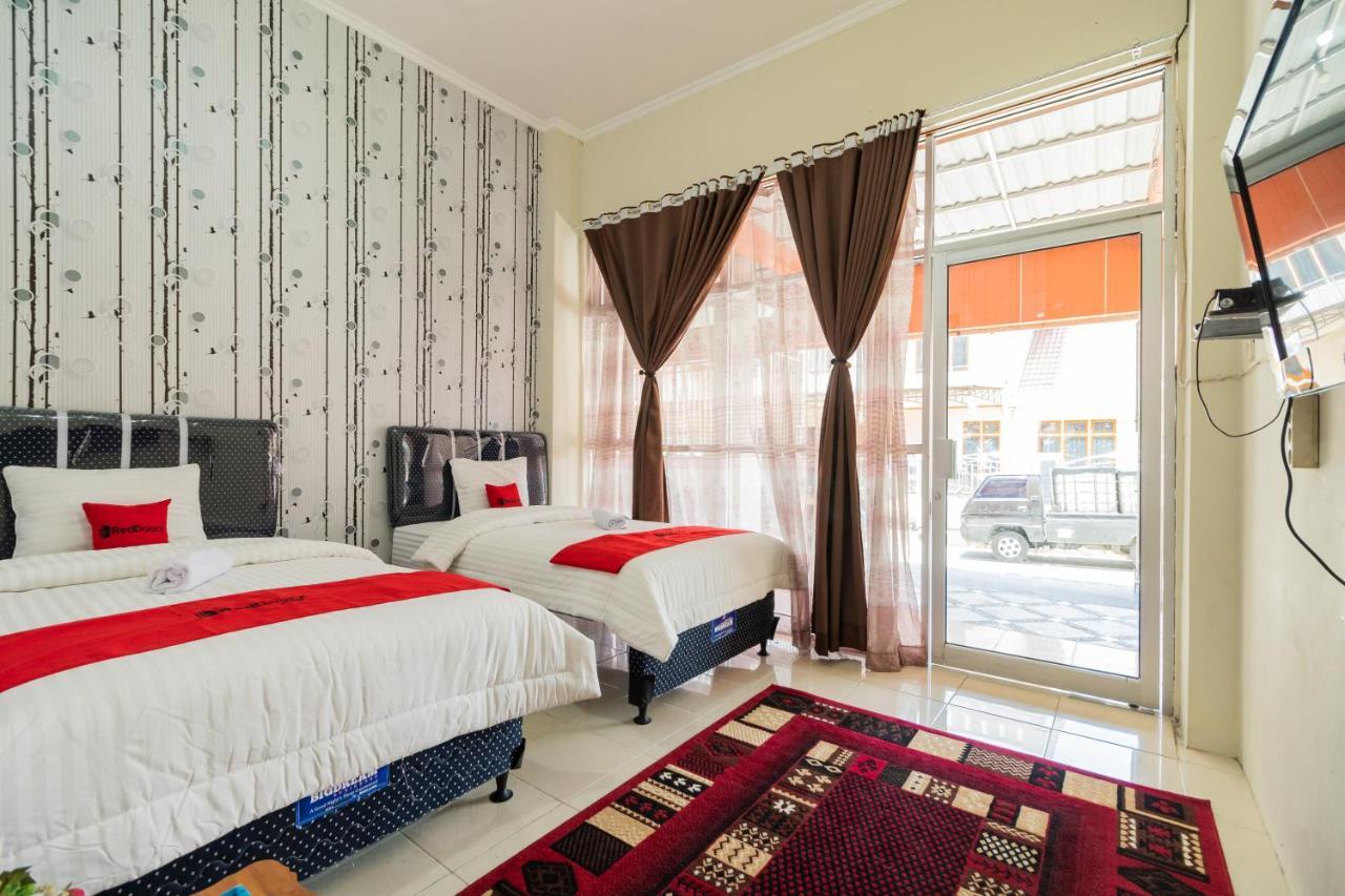 Готель Reddoorz Syariah Near Pasar Aur Kuning Букіттінгі Екстер'єр фото