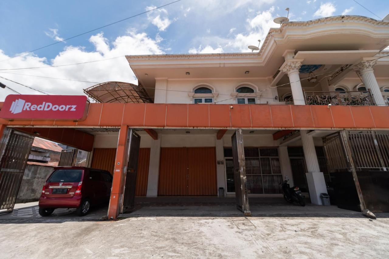 Готель Reddoorz Syariah Near Pasar Aur Kuning Букіттінгі Екстер'єр фото