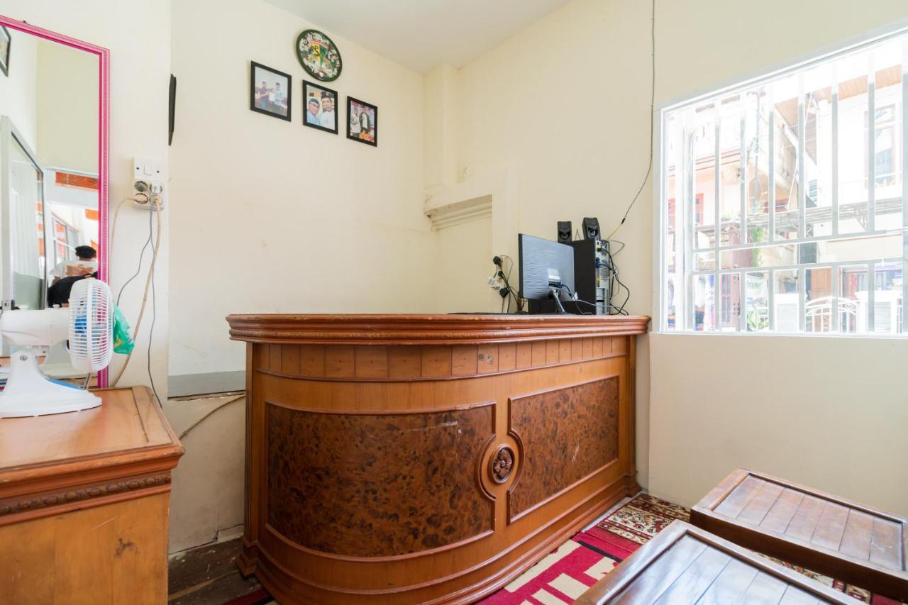 Готель Reddoorz Syariah Near Pasar Aur Kuning Букіттінгі Екстер'єр фото