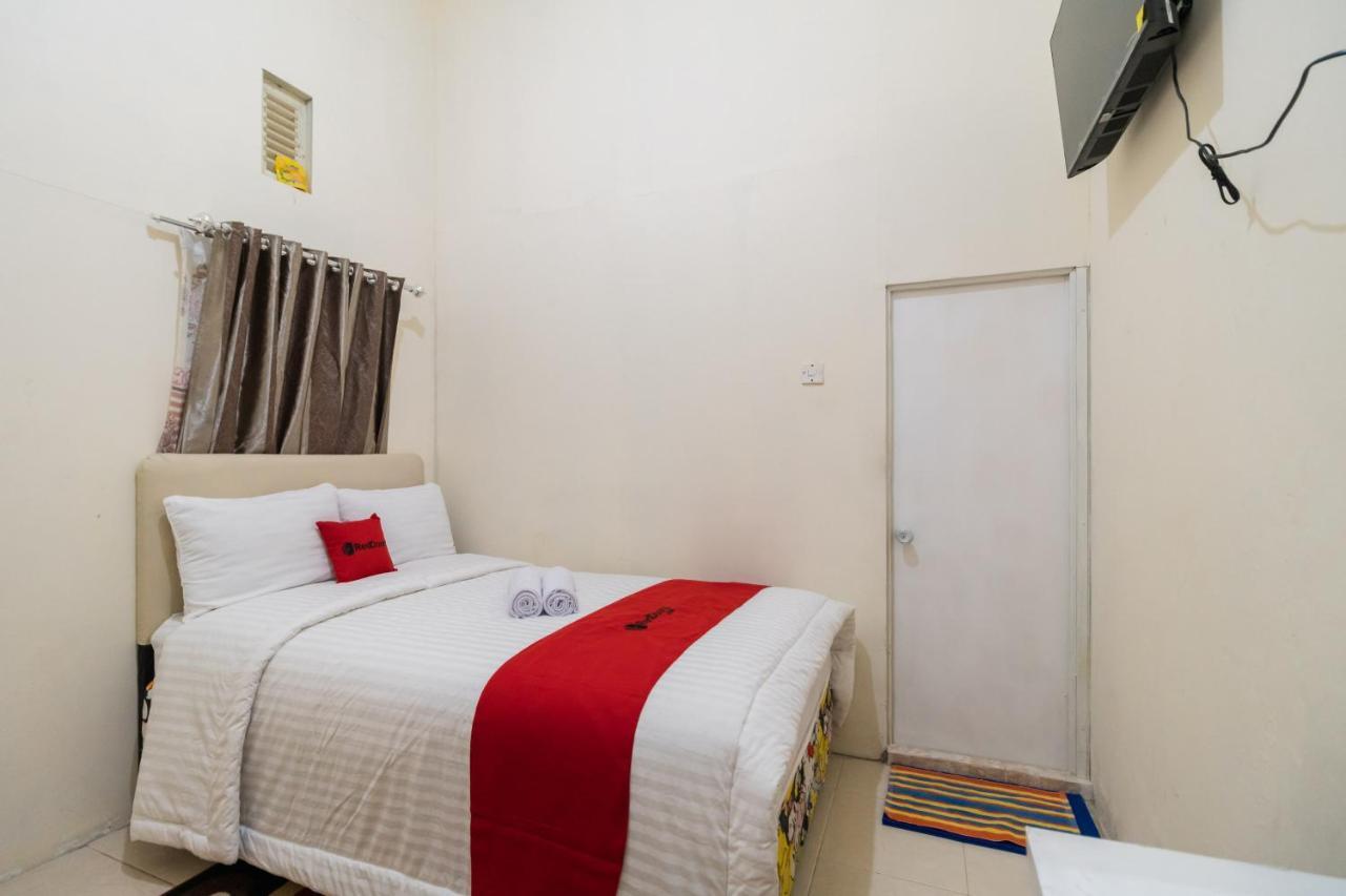 Готель Reddoorz Syariah Near Pasar Aur Kuning Букіттінгі Екстер'єр фото