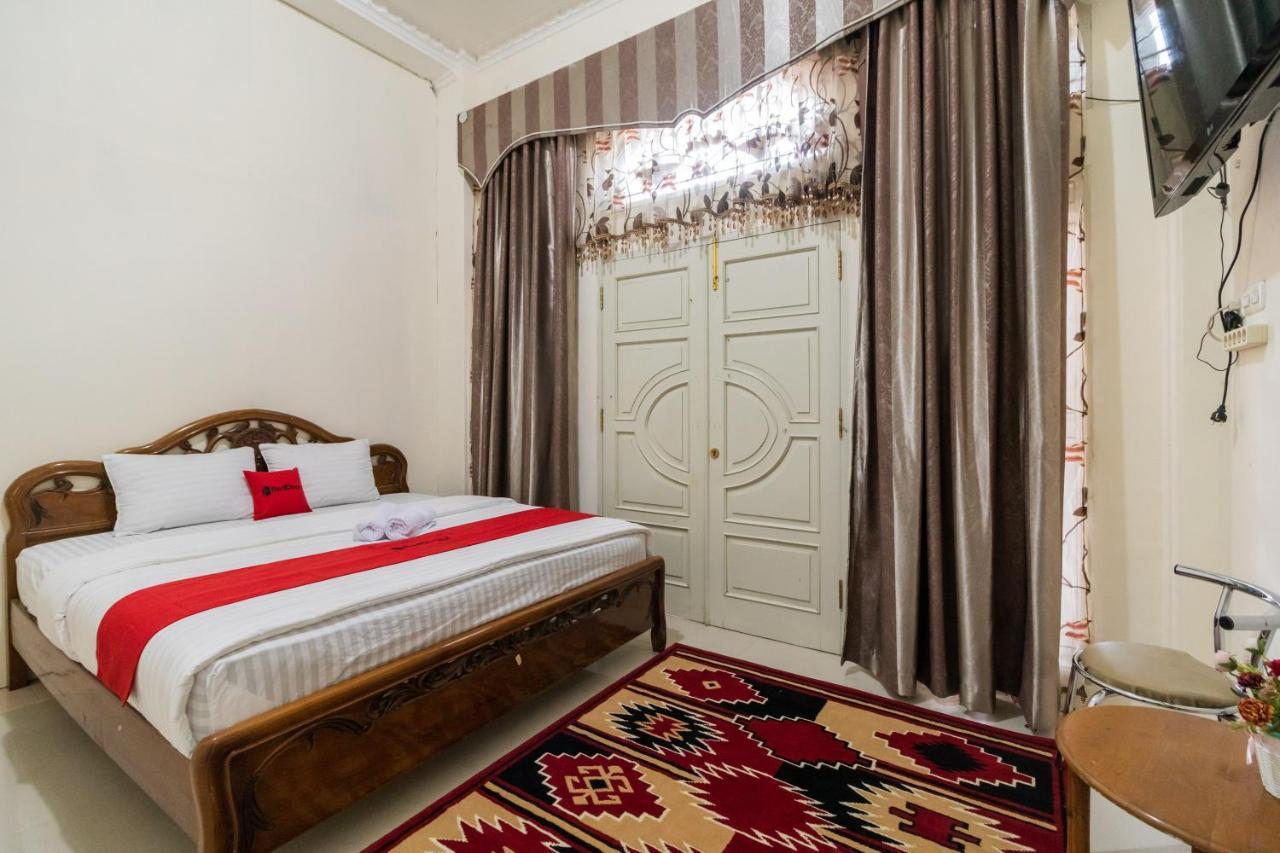 Готель Reddoorz Syariah Near Pasar Aur Kuning Букіттінгі Екстер'єр фото